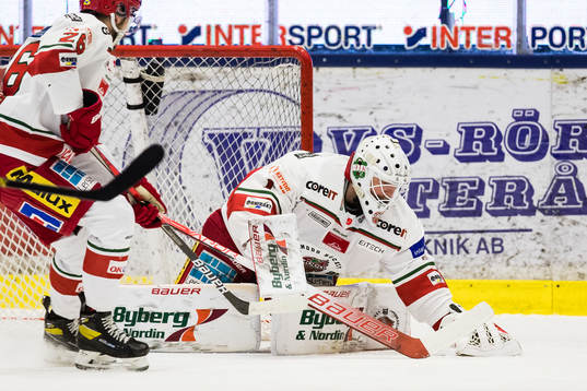 Modos målvakt Tex Williamsson blockerar pucken