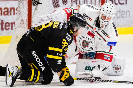 Västerås Lukas Zetterberg och Modos målvakt Tex