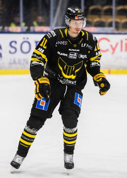 Västerås Jimmie Jansson Lorek testar att åka skridskor