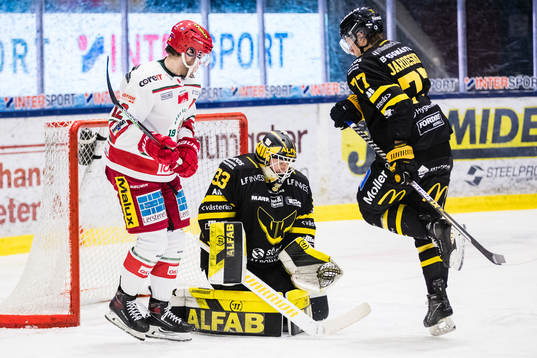 Modos Oscar Pettersson stör Västerås målvakt Linus