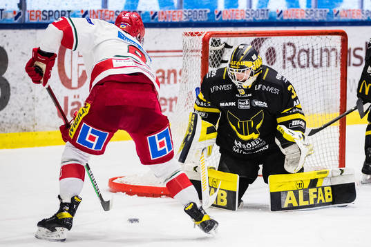 Modos Josef Ingman utmanar Västerås målvakt Linus Ryttar