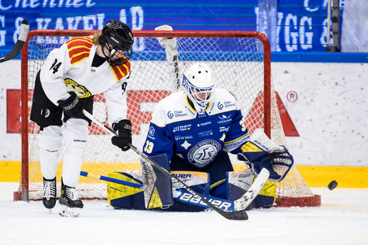 Brynäs Anna Meixner och Leksands målvakt Amanda Johansson