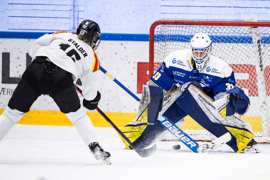 Leksands målvakt Amanda Johansson och   Brynäs Lara