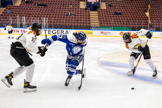 Brynäs Jenny Antonsson  och Leksands Celine Tardif och
