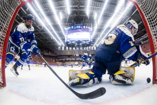 Leksands Celine Tardif och Leksands målvakt Amanda