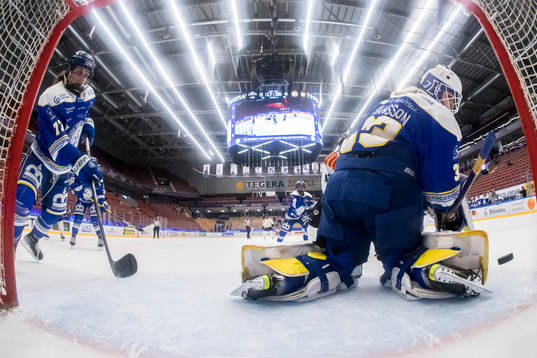 Leksands Celine Tardif och Leksands målvakt Amanda