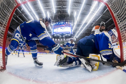 Leksands Celine Tardif och Leksands målvakt Amanda