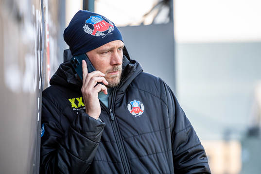 Helsingborgs sportchef Andreas Granqvist pratar i telefon