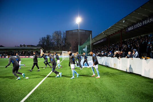 Malmö FFs spelare värmer upp