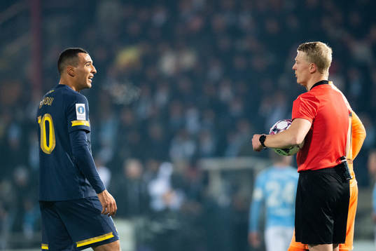 s Nabil Bahoui och domare Adam Ladebäck