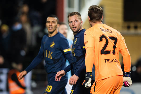 s Sebastian Larsson och Malmö FFs målvakt Johan Dahlin