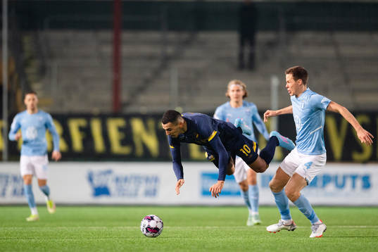 s Nabil Bahoui och Malmö FFs Niklas Moisander