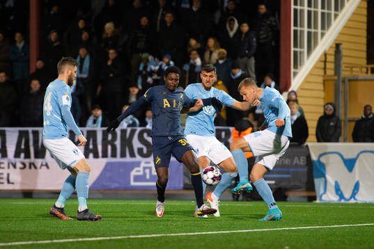 s Henry Atola och Malmö FFs  Matej Chalus och Felix Beijmo