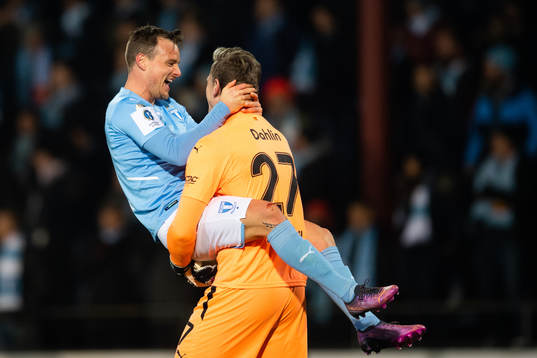 Malmö FFs Eric Larsson och målvakt Johan Dahlin jublar