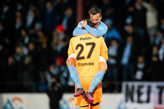Malmö FFs Eric Larsson och målvakt Johan Dahlin jublar