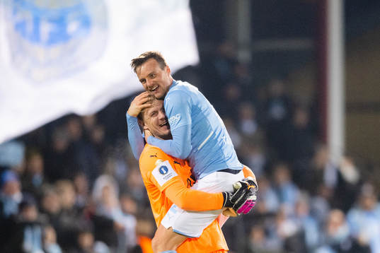 Malmö FFs Eric Larsson och målvakt Johan Dahlin jublar