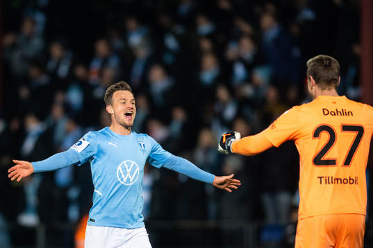 Malmö FFs Eric Larsson och målvakt Johan Dahlin jublar