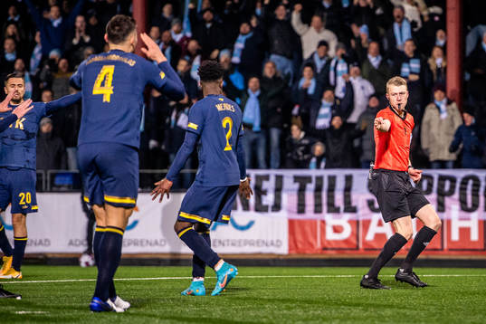 Domare Adam Ladebäck dömer straffspark till Malmö och