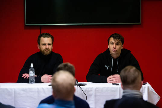 s tränare Bartosz Grzelak och Malmö FFs tränare Milos