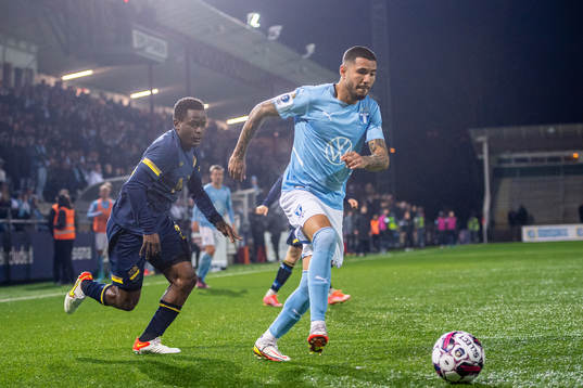 s Erick Otieno Ouma och Malmö FFs Sergio Pena