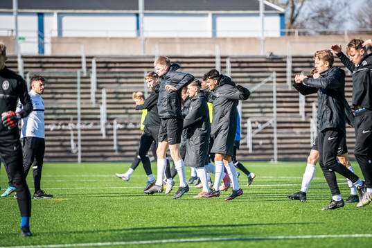 Landskronas spelare värmer upp