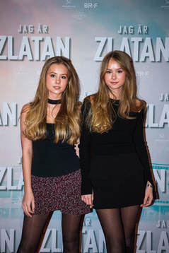 Iza & Elle Chryssanthander ankommer till galapremiär av