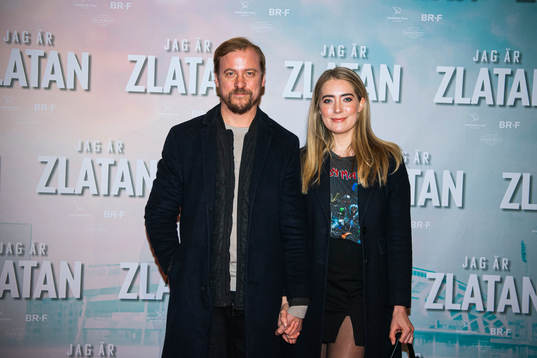 Erik Johansson och Lisa Sjösten ankommer till galapremiär