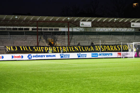 s supportrar med en banderoll