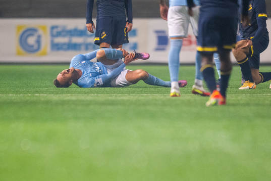 Malmö FFs Eric Larsson har ont