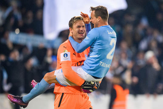 Malmö FFs Eric Larsson jublar med målvakt Johan Dahlin