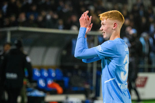 Malmö FFs Hugo Larsson jublar med publiken