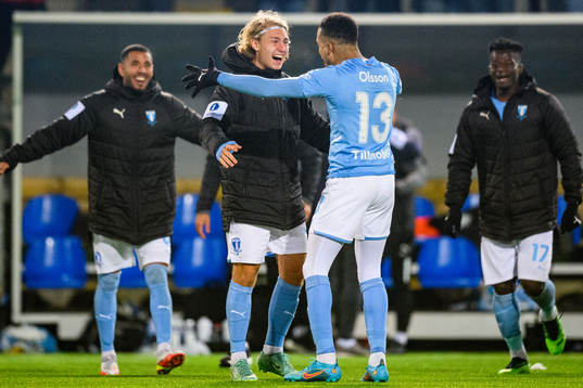 Malmö FFs Martin Olsson jublar med Sebastian Nanasi