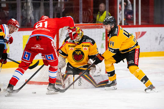 Timrås Viktor Lodin och Luleås målvakt Joel Lassinantti