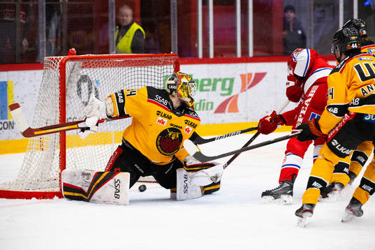 Timrås Ty Rattie gör 3-2 på Luleås målvakt Joel
