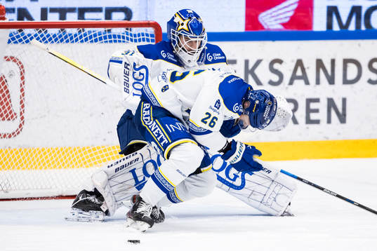 Leksands Patrik Norén träffas av puck i ansiktet