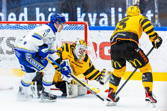Leksands Martin Karlsson och Skellefteås målvakt Strauss