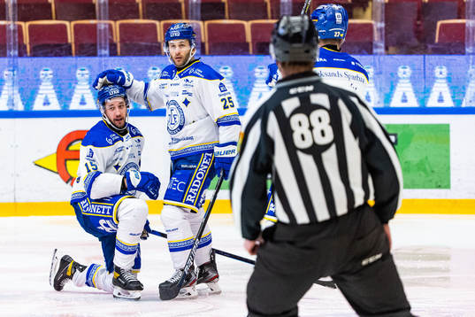 Leksands Max Veronneau har reducerat till 1-2 och jublar