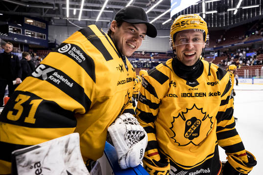 Skellefteås målvakt Strauss Mann  och Michael Kapla jublar