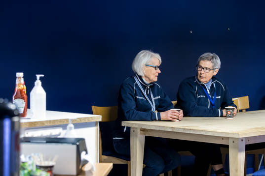 Ulla Hallin och Annika Lyck på Press fiket i Tegera Arena