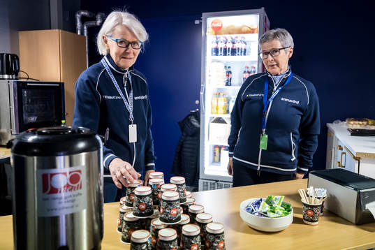 Ulla Hallin och Annika Lyck på Press fiket i Tegera Arena