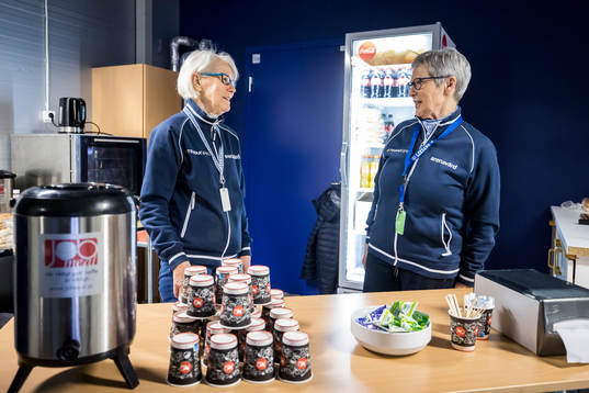 Ulla Hallin och Annika Lyck på Press fiket i Tegera Arena