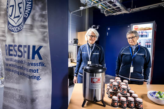 Ulla Hallin och Annika Lyck på Press fiket i Tegera Arena