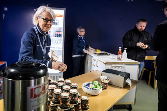 Ulla Hallin och Annika Lyck på Press fiket i Tegera Arena