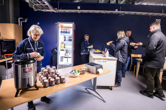 Ulla Hallin och Annika Lyck på Press fiket i Tegera Arena