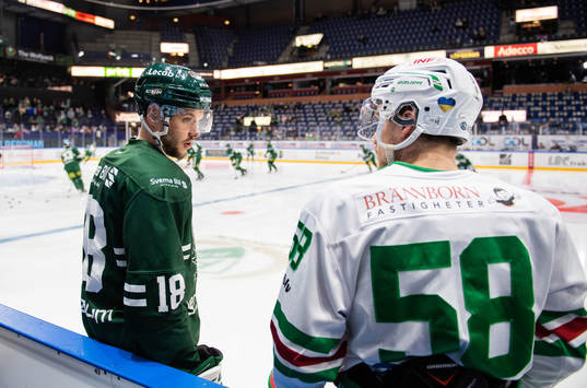 Färjestads Martin Skärberg och Rögles Ryan McKiernan