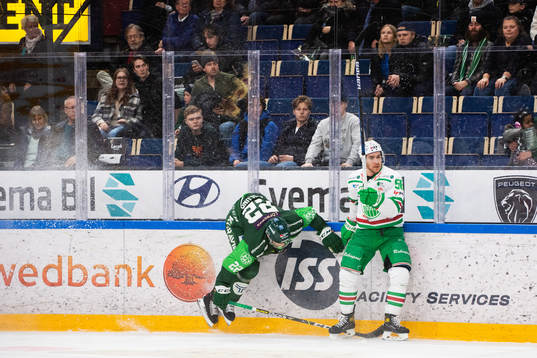 Färjestads Per Åslund och Rögles Ryan McKiernan