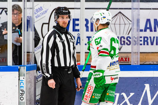 Domare Andreas Harnebring vid utvisningsbåset med Rögles