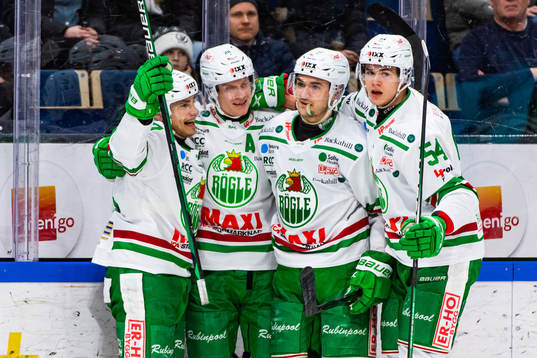 Rögles Anton Bengtsson jublar med lagkamrater
