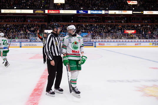 Rögles Marco Kasper diskuterar med domaren