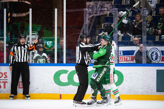 Färjestads Joakim Nygård och Rögles Leon Bristedt bråkar